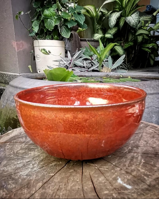 在众多色彩斑斓的瓷器中,要烧制红色陶瓷碗相当困难,而这“柿红天目釉”也是吴富章个人非常满意和感到自豪的作品。 在众多色彩斑斓的瓷器中,要烧制红色陶瓷碗相当困难,而这“柿红天目釉”也是吴富章个人非常满意和感到自豪的作品。
