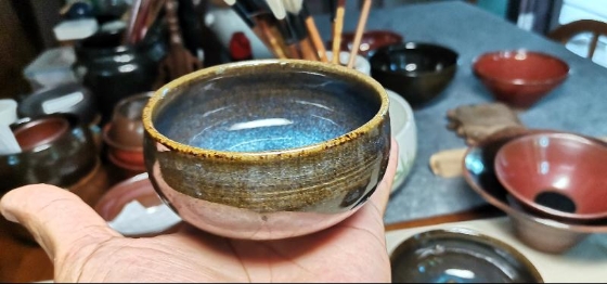 天然灰拥有很多微量元素,经高温烧制后,能让器物展现独特迷人的风采,具有丰富的层次感和气韵。 天然灰拥有很多微量元素,经高温烧制后,能让器物展现独特迷人的风采,具有丰富的层次感和气韵。