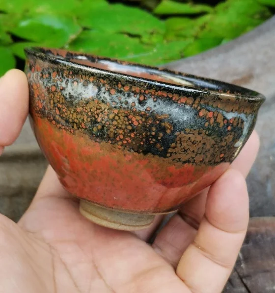 器物表面流淌的丰富色泽,古朴优美,沉稳耐看,令许多人爱不释手。 器物表面流淌的丰富色泽,古朴优美,沉稳耐看,令许多人爱不释手。