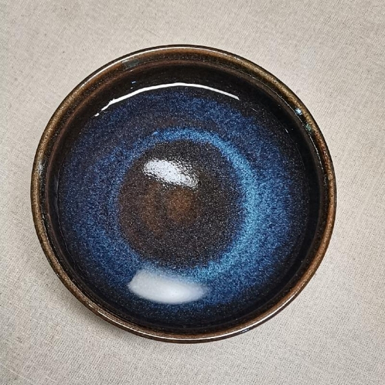 蓝眼天目,吴富章为它取名“目若朗星”,意即像星星那般璀璨明朗,是他个人非常喜欢的代表作。 蓝眼天目,吴富章为它取名“目若朗星”,意即像星星那般璀璨明朗,是他个人非常喜欢的代表作。