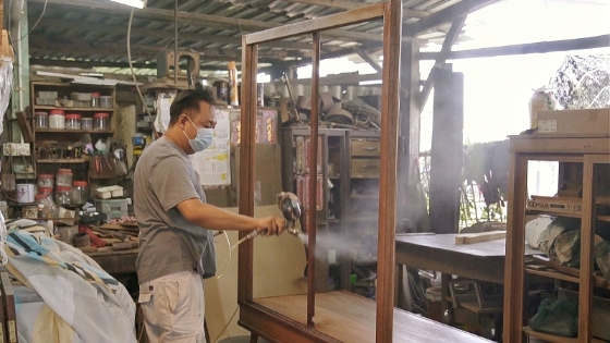 当年吴纬评的三姑和三姑丈腾出地方让他作为家具维修工厂,转眼在此驻扎二十多年。