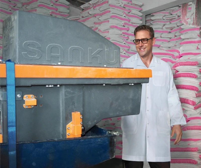 菲力斯·布鲁克斯卓治为农村面粉厂配备“营养增量机”(dosifier),通过在主食中添加关键的微量营养素,以此解决坦桑尼亚居民的营养不良问题。 菲力斯·布鲁克斯卓治为农村面粉厂配备“营养增量机”(dosifier),通过在主食中添加关键的微量营养素,以此解决坦桑尼亚居民的营养不良问题。