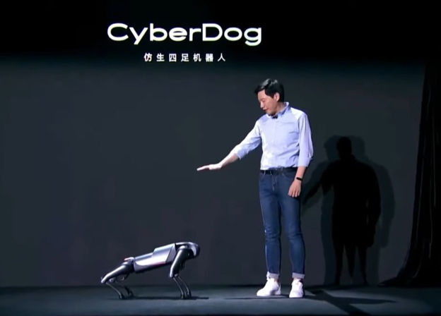 小米创办人雷军在发布会上展示如何用语音操控“铁蛋”。 小米创办人雷军在发布会上展示如何用语音操控“铁蛋”。