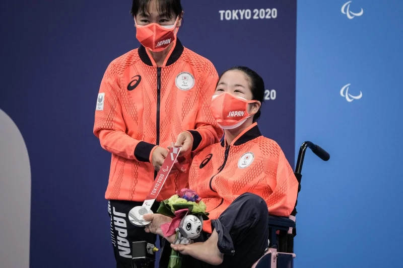 14岁的山田美幸(右)勇夺东京残奥会女子100米背泳(运动功能障碍S2级别)银牌,成为日本队史上最年轻的奖牌得主。(图:法新社)