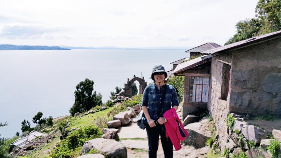 建在海拔4000米高的石砌房子,身后的的喀喀湖无边无际。