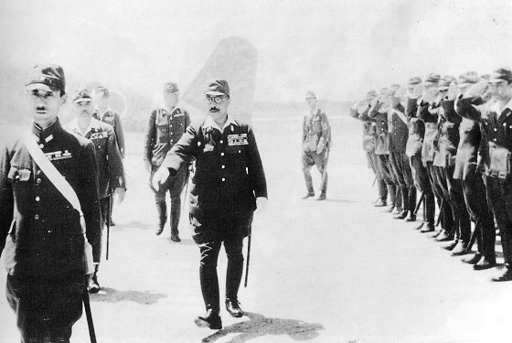 日本战时首相东条英机在1943年7月7日抵达古晋。(图:砂拉越博物院)